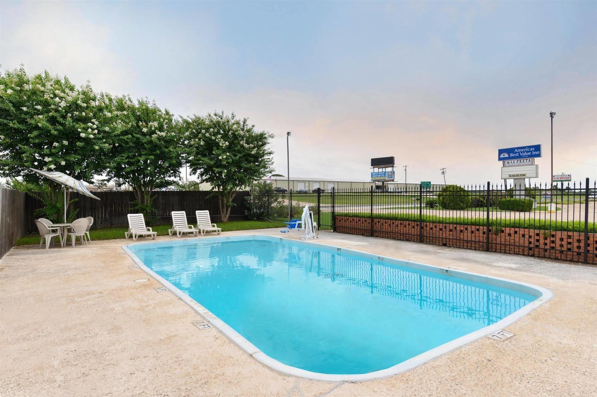 Surestay Hotel By Best Western Rockdale Zewnętrze zdjęcie